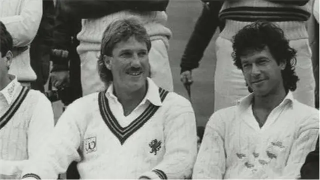 క్రికెటర్లతో ఇమ్రాన్