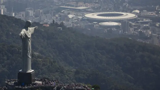 O Cristo Redentor com o Maracanã e o Maracanazinho ao fundo