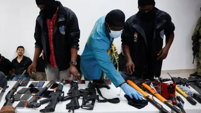 پولیسو ۲۸ کسیزه ډله د ولسمشر د وژلو په تور نیولې ده.