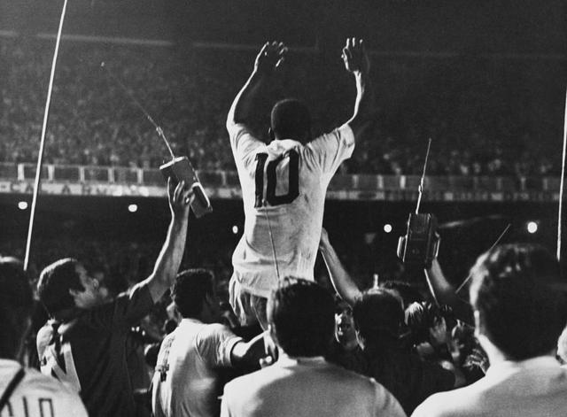 Pelé celebrando el gol número 1.000 en su carrera en el partido que enfrentó a su equipo, el Santos, contra el Vasco da Gama en el estadio de Maracaná en Rio de Janeiro el 19 de noviembre de 1969.