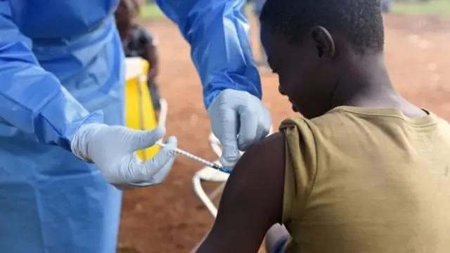 தாக்கும் கிளர்ச்சியாளர்கள், துரத்தும் 'இபோலா' : 200 பேர் பலி