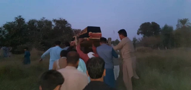 Wasu 'yan'uwan wanda ya mutu a turmutstutsu a Jalalabad dauke da makarar gawarsa