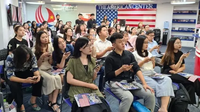 Sinh viên và các bạn trẻ theo dõi bầu cử Mỹ hôm 04/11/2020 tại Trung tâm Hoa Kỳ ở TP HCM