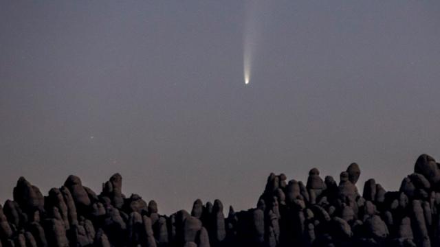 El cometa fue visto sobre la montaña de Montserrat en España.