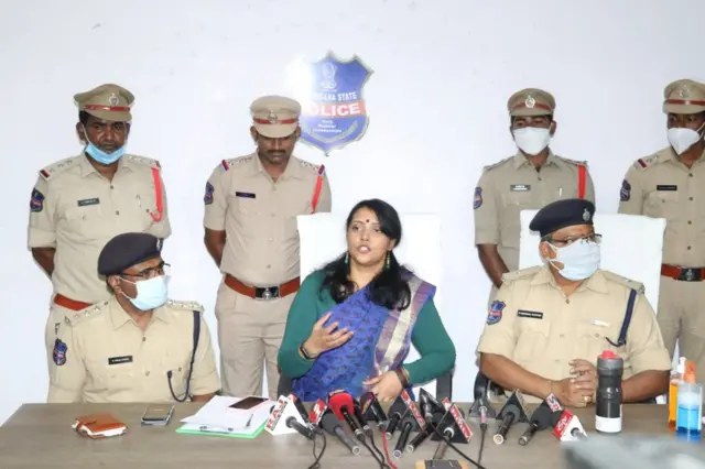 కేసు వివరాలను వెల్లడిస్తున్న మెదక్ జిల్లా ఎస్పీ చందన దీప్తి