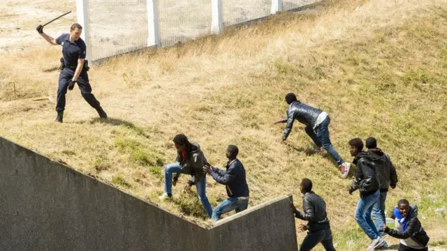 ব্রিটেনে অভিবাসনকামীরা সীমান্তে ফরাসি পুলিশের নিরাপত্তা কর্ডন ভেদ করার চেষ্টা করছে। (২০১৫ সালের ছবি।)