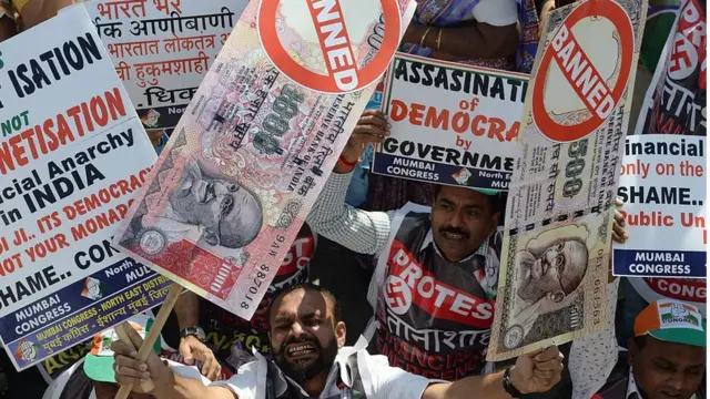 નોટબંધીનો વિરોધ કરી રહેલા લોકો