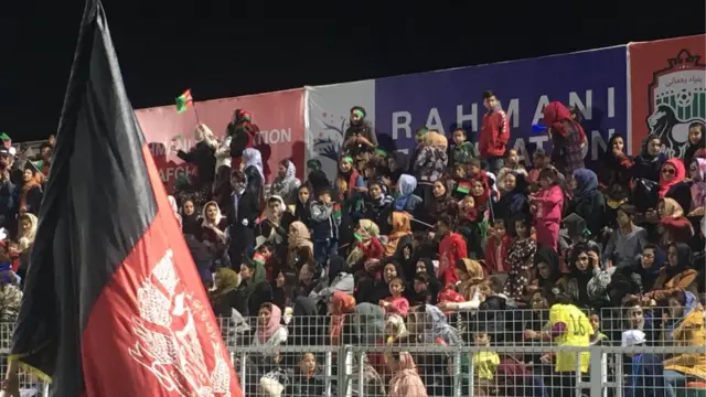 د لوبې لیدلو ته زرګونه کسان ورغلي وو، چې د مینه والو مېرمنو ونډه هم پکې له ورایه څرګنده وه.