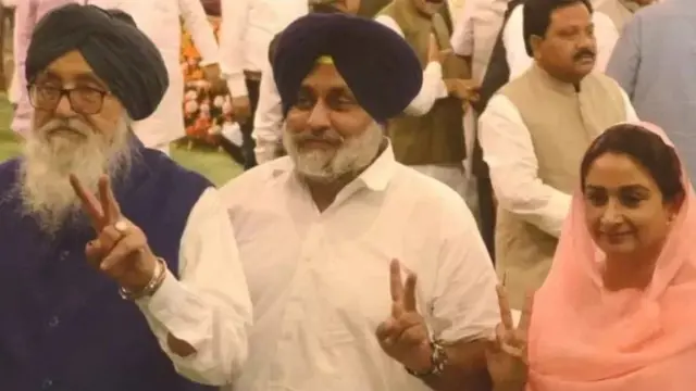 પંજાબના પૂર્વ મુખ્ય મંત્રી પ્રકાશસિંહ બાદલ ,સુખવિંદરસિંહ બાદલ અને તેમનાં પત્ની