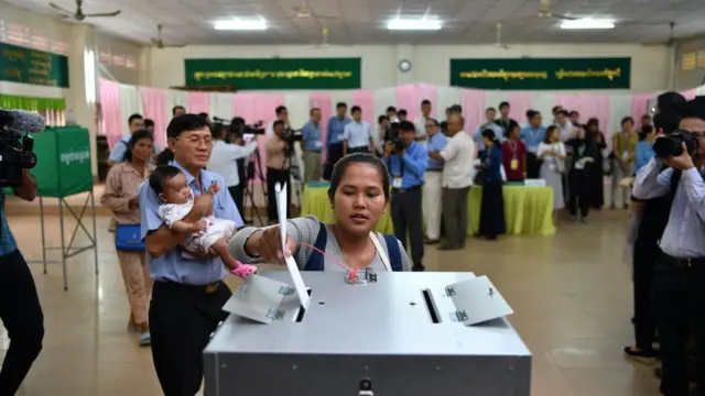 บรรยากาศการเลือกตั้งที่หน่วยเลือกตั้งแห่งหนึ่งกลางกรุงพนมเปญของกัมพูชา
