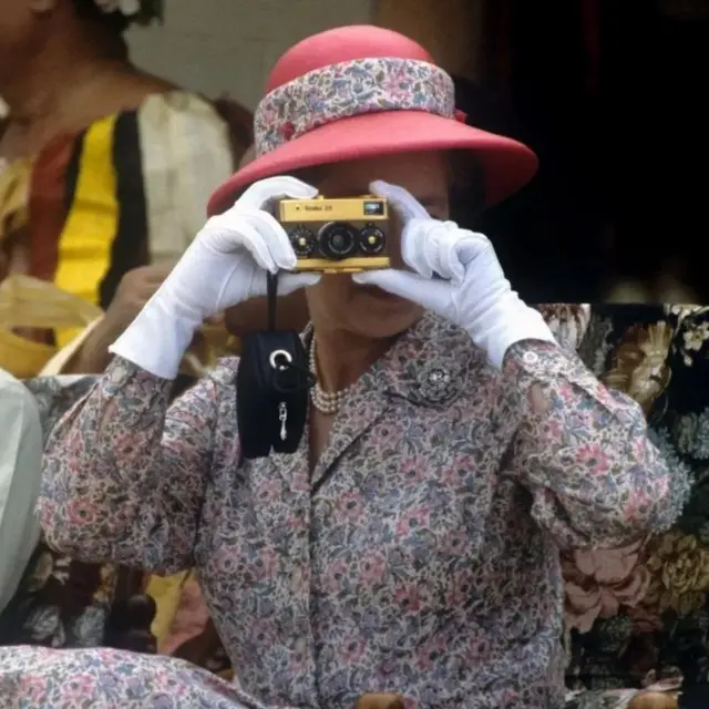 తనకు ఇష్టమైన రోలీ కెమెరాతో క్వీన్ ఎలిజబెత్ 2, 1981 సమయం నాటి చిత్రం