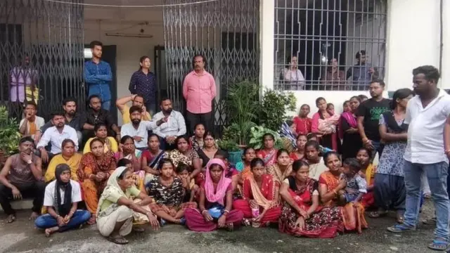 ఛాయానగర్ బస్తీకి చెందిన వారు శారదమణి గర్ల్స్ హై స్కూలు వద్ద శనివారం నిరసనకు దిగారు