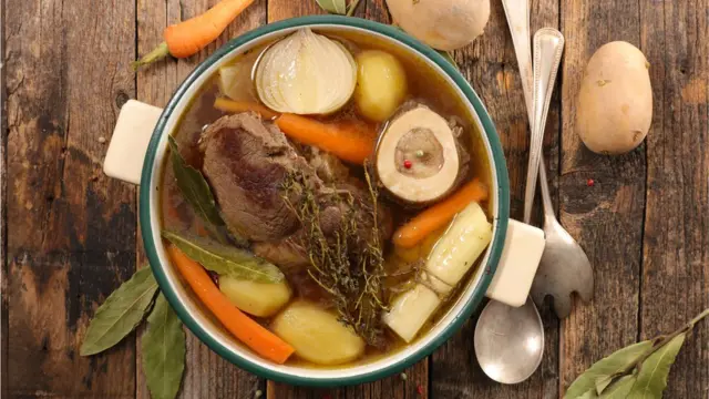 Говяжий бульон с костями и овощами