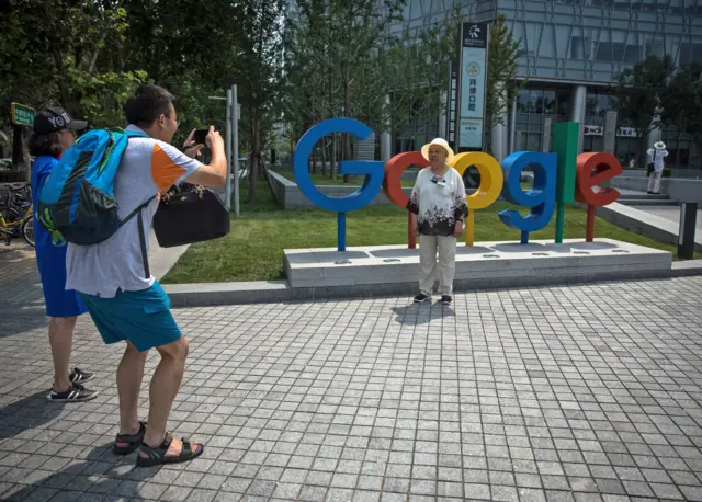 Một khách du lịch chụp hình ở gần văn phòng của Google tại Bắc Kinh.