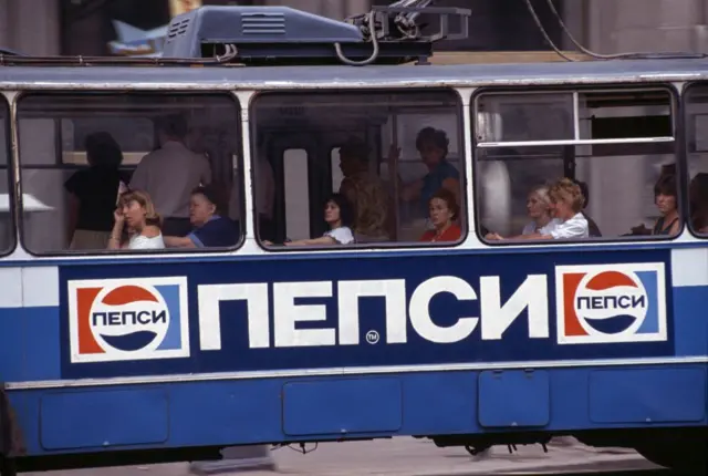 Publicidad de Pepsi en el transporte público de Moscú en julio de 1990.