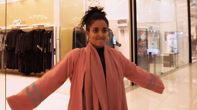 بسمه یوې مېلمستیا ته بلل شوې وه