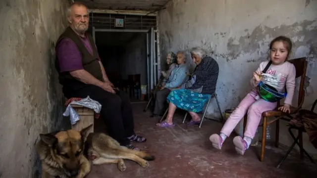 लिसिचांस्क में रूसी हमलों से बचने के लिए शेल्टर में पनाह लिए यूक्रेनी नागरिक