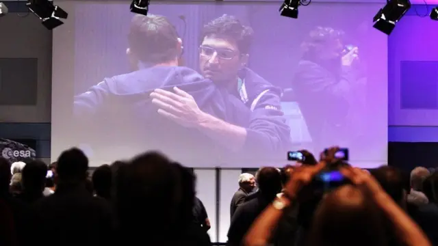 ученые в центре управления ЕКА