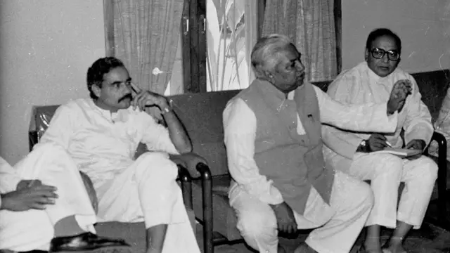 1990માં કેશુભાઈ રાજીનામું આપવા રાજભવન પહોંચ્યા તે પહેલા પત્રકારો સાથે વાતચીત કરી હતી, સાથે બે ભાવિ મુખ્ય મંત્રી નરેન્દ્ર મોદી (ડાબે) તથા શંકરસિંહ વાઘેલા (જમણે)