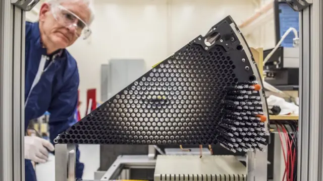 Enstrümanın üzerindeki her bir fiber ayrı birer teleskop görevi görüyor