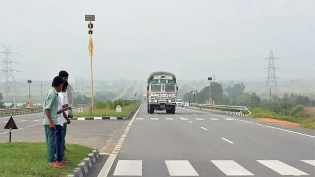 சாலையைக் கடக்கக் காத்திருப்போர்.