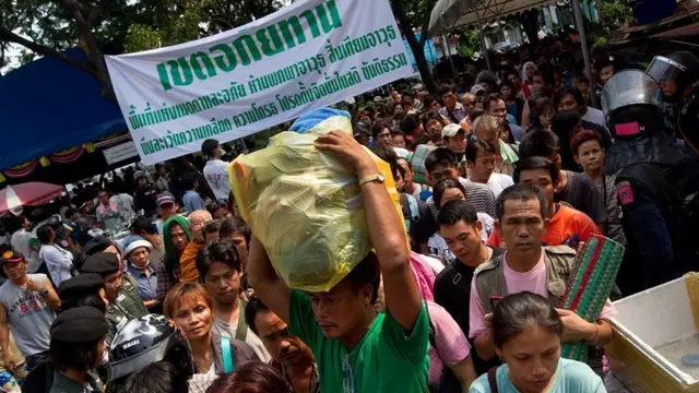 แนวร่วม นปช. ทยอยเดินทางกลับภูมิลำเนาเมื่อ 20 พ.ค. 2553 หลังมาพักคอยที่วัดปทุมฯ