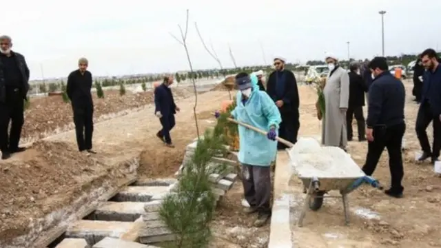 أشخاص يدفنون أحد ضحايا الفيروس