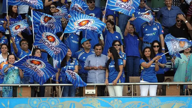 મુંબઈ ઇન્ડિયન્સના માલિક મુકેશ અંબાણીની ટીમને ચિયર કરતી વેળાની ફાઇલ તસવીર