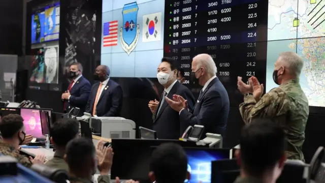 22일 오산 공군기지에 위치한 항공우주작전본부 작전조정실을 찾은 윤석열 대통령과 조 바이든 미국 대통령