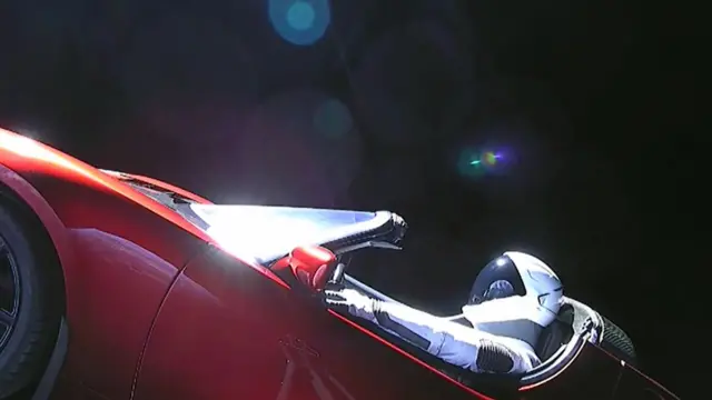 Carro da tesla com manequim enviado ao espaço