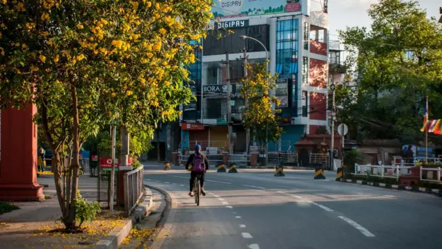 कुपन्डोलमा गन्तव्यतर्फ लाग्दै एक साइकलयात्री