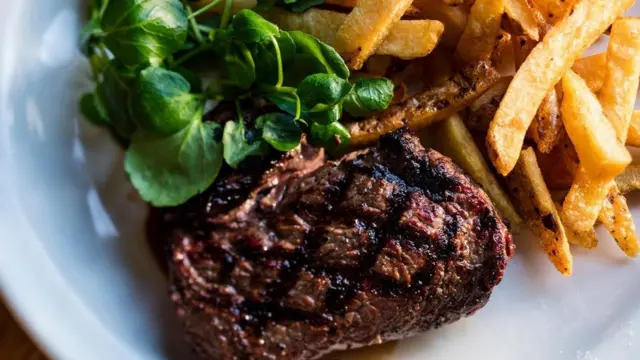 طبق من اللحم مع بعض الخضراوات