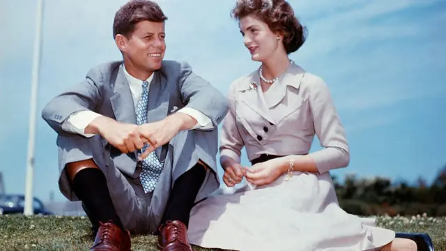 John F. Kennedy 22 Kasım 1963 yılında uğradığı suikast sonucu öldürülene kadar evlilikleri devam etti. Bu fotoğrafta, evliliklerinden birkaç ay önce Kennedy ailesinin Massachusetts eyaletindeki evlerinde görülüyorlar.
