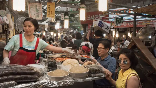 Thực khách ngồi ăn tại một gian hàng ở chợ Gwangjang, Seoul. Ảnh chụp tháng 6/2017.
