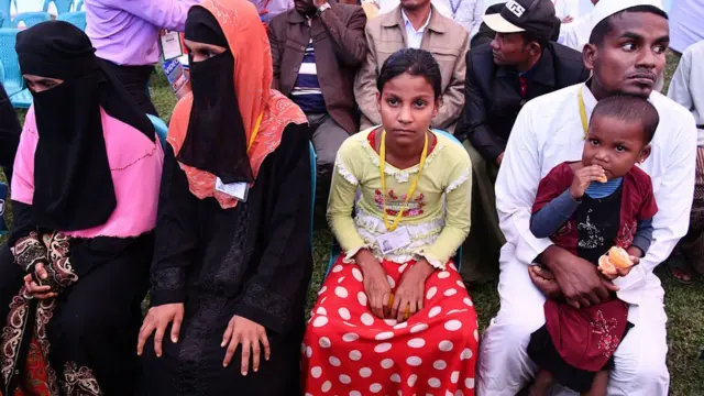Rohingya refugees wait to meet the Pope in Dhaka