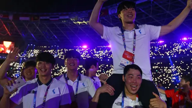 Atlet Korea Utara dan Selatan pawai bersama dalam upacara penutupan dan pembukaan Asian Games.