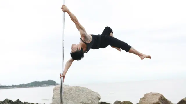 在中国有钢管舞"男神"之称的舞鑫