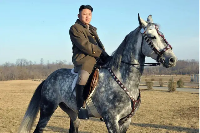 Imagen de Kim Jong un montando a caballo, divulgada en noviembre de 2012 por la agencia de noticias oficial de Corea del Norte.