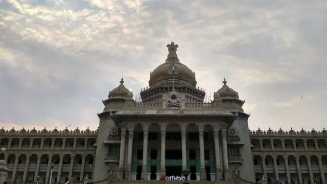 கர்நாடக ஆளுநர் ஏன் பாஜகவுக்கு வாய்ப்புத் தரக்கூடாது?