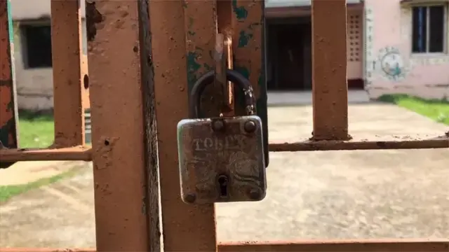 गावातलं बंद असलेलं रुग्णालय