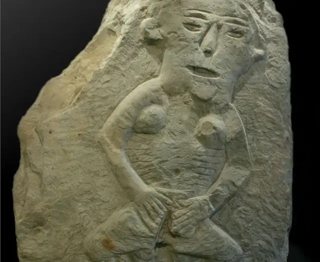 Una sheela-na-gig encontrada en la iglesia de Llandrindod Wells (Inglaterra).