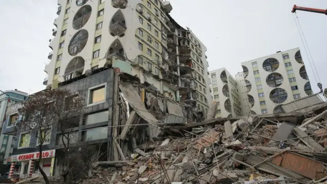 துருக்கியின் தியாபக்கிர் பகுதியில் உடைந்து நொறுங்கிய கட்டடம்