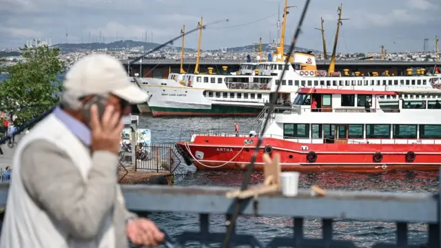 Telefonla konuşan bir adam.