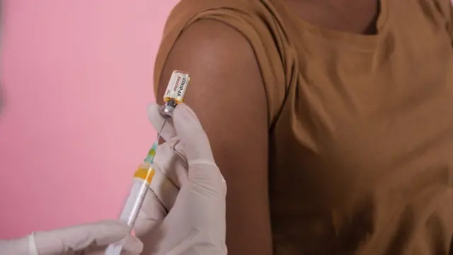 ગુજરાતમાં કોરોનાની રસીના 2 કરોડ ડોઝ લોકોને આપવામાં આવ્યા હોવાનો દાવો કરવામાં આવ્યો છે