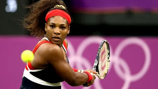 Серена Уильямс во время матча против россиянки Веры Звонаревой на Олимпийских играх 2012 года в Лондоне