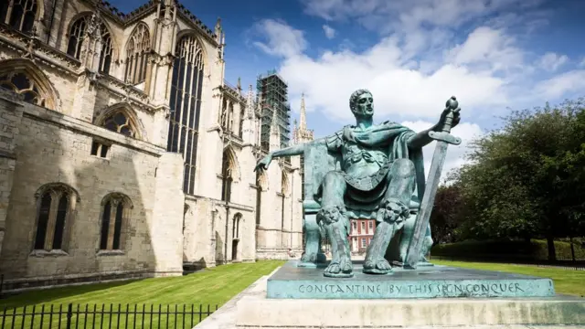 Статуя императора Константина перед собором в Йорке.