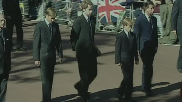 هری و برادرش ویلیام در سال ۱۹۹۷ در مراسم تشییع مادرشان دیانا، در لندن