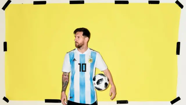 Messi con una cresta y el pelo corto por los lados