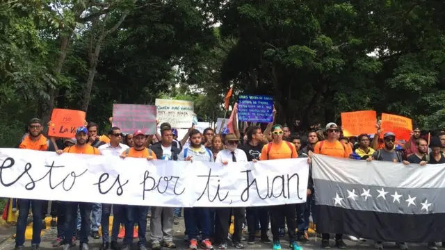 Marcha opositora en homenaje a los muertos