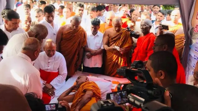 කාදිනල් හිමිපාණන් අතුරලියේ රතන හිමියන් බැහැදැකීමට ගිය අවස්ථාව